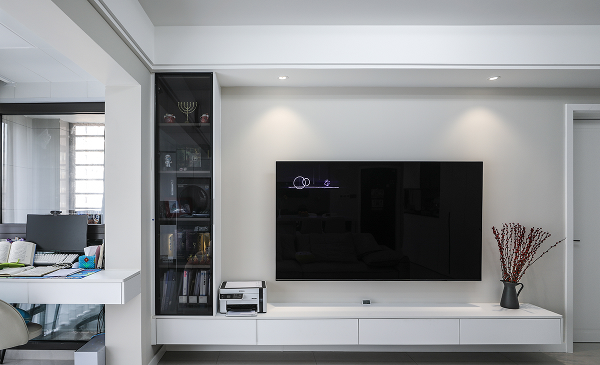 簡約時尚的白色懸空電視柜配上陽臺的白色書桌，凹凸有致，前后呼應。