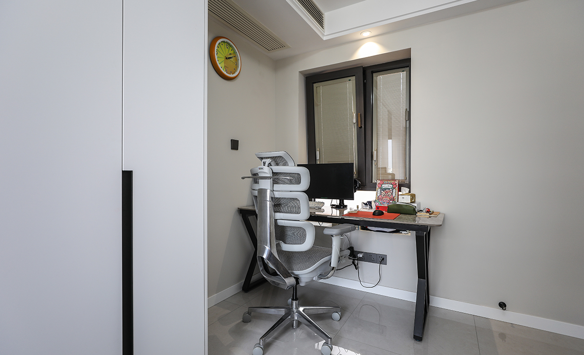 兒童房的背面窗戶安排了孩子的學習桌，充分打造了學習、娛樂、休閑、收納為一體的兒童房配置。
