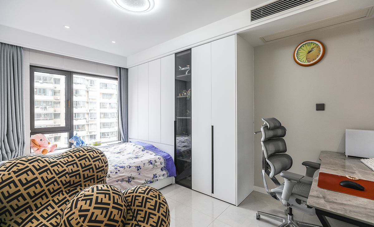 童房由于房間的間距小，所以采用了非常規布局，榻榻米與衣櫥的有效結合，靠緊南窗戶，既增加了房間空間感，又讓被子每天都有被太陽曬過的香味。