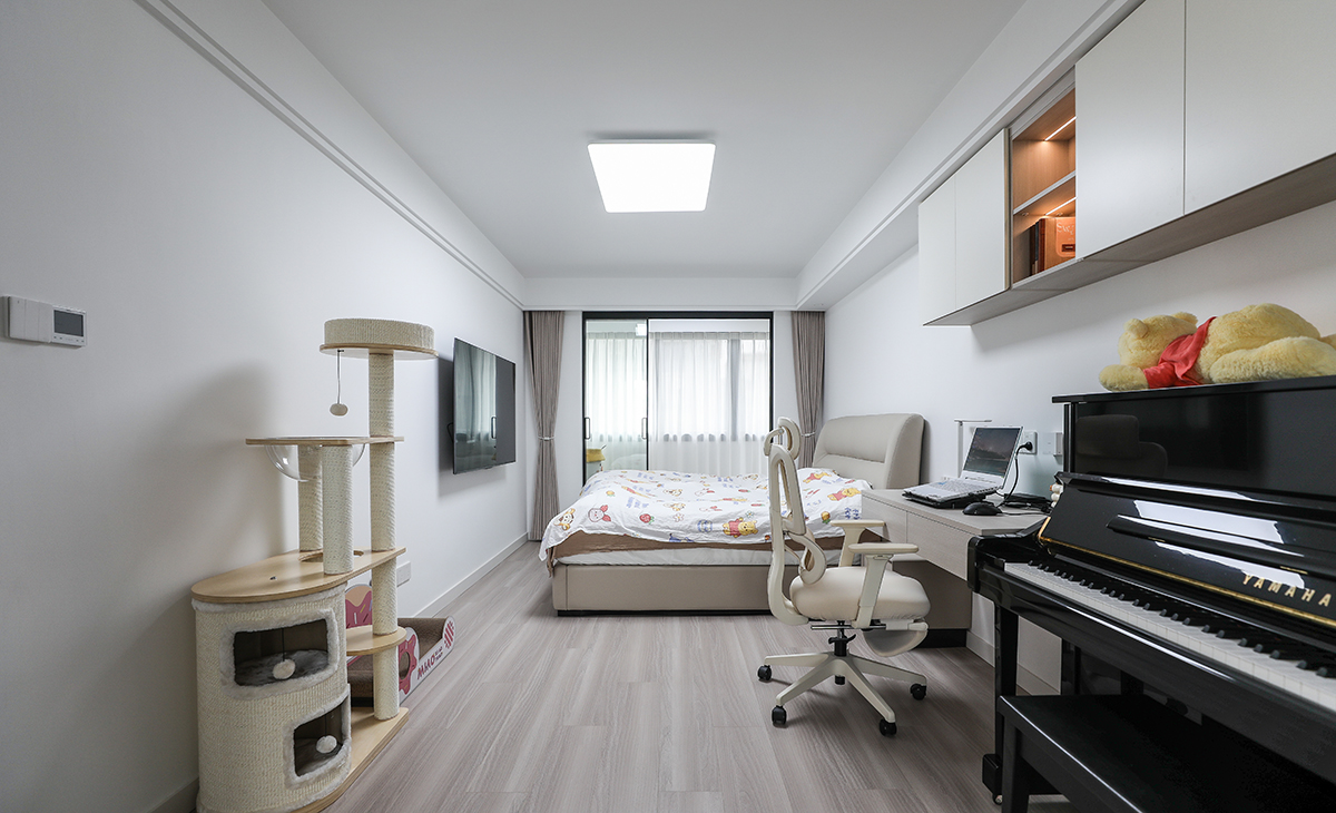 主臥米白色床頭背景，和米色床、床頭柜，咖色窗簾+白色沙簾，造型以簡潔平板為主，方便打理，體現了原木奶油風格的簡潔、自然，不拘一格。