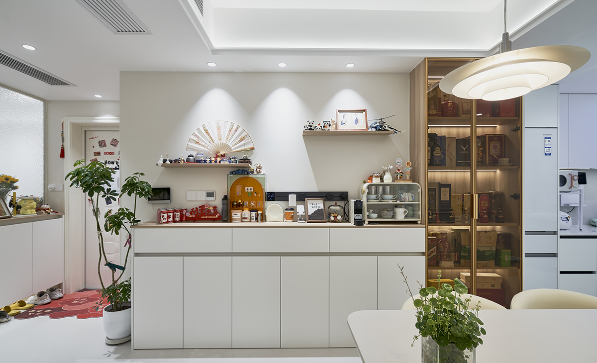 進(jìn)門玄關(guān)柜的設(shè)計(jì)也是一大亮點(diǎn)