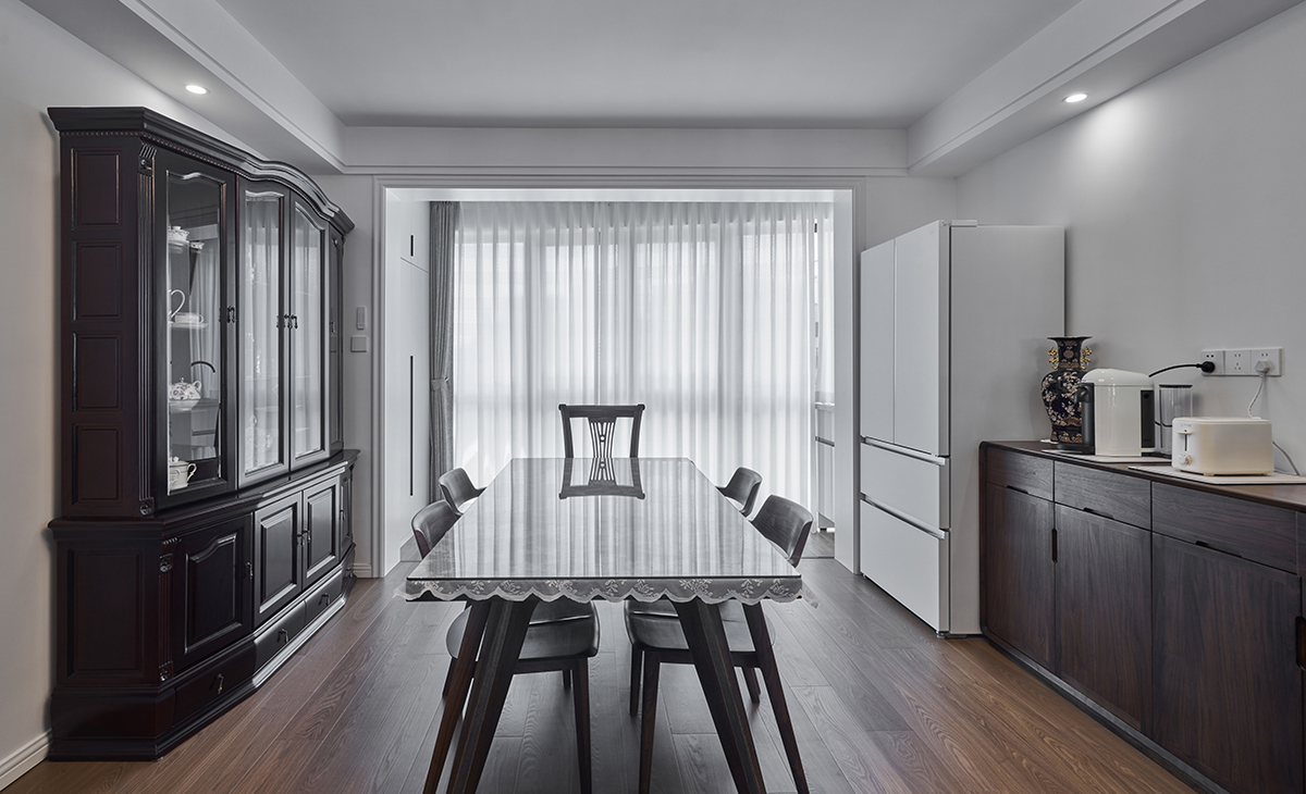 餐廳是一家人用餐最高的區域，餐廳與廚房相通，增加了活動面積，實用性強，減少家庭聚會所帶來的空間壓力