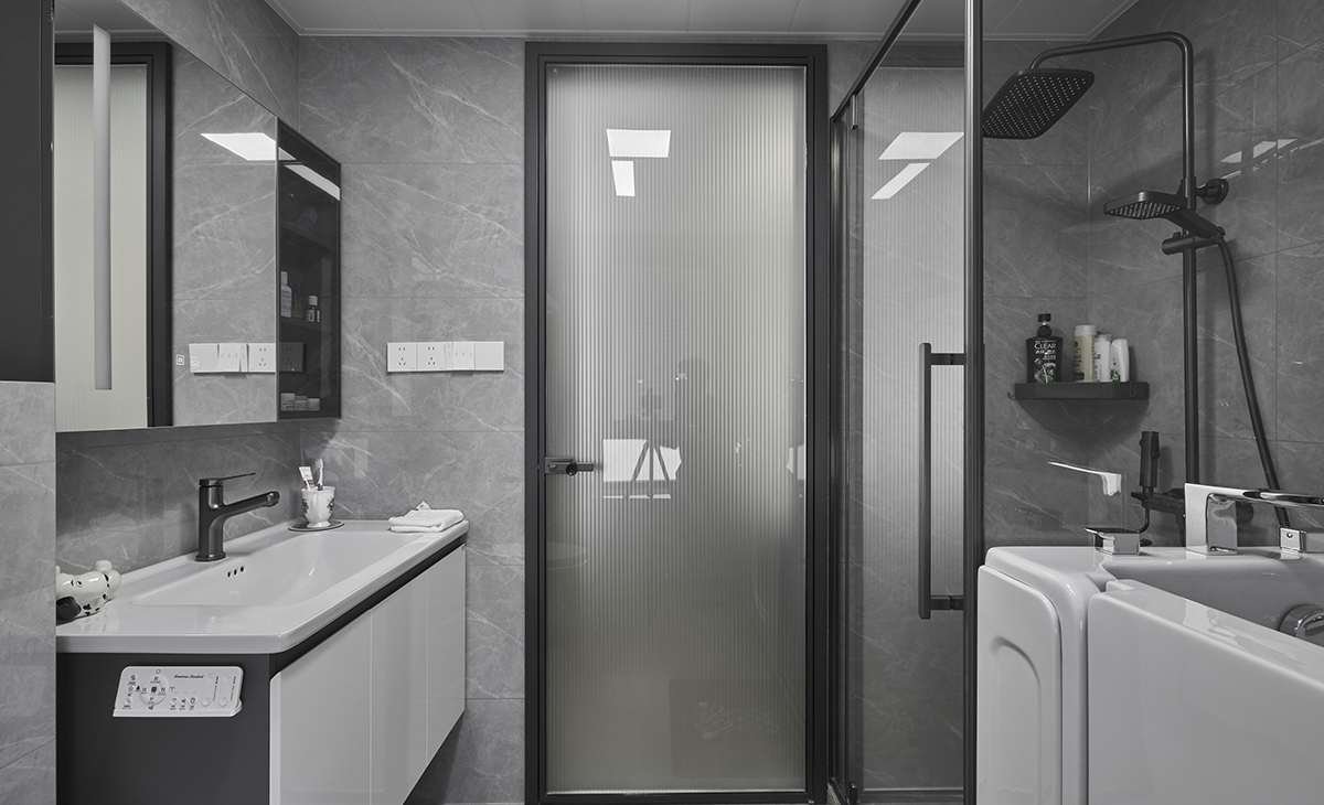 衛生間空間很大，做了干濕分區，女主人喜愛泡澡，做了一體式淋浴，使使用更加的方便，視野上更加寬闊