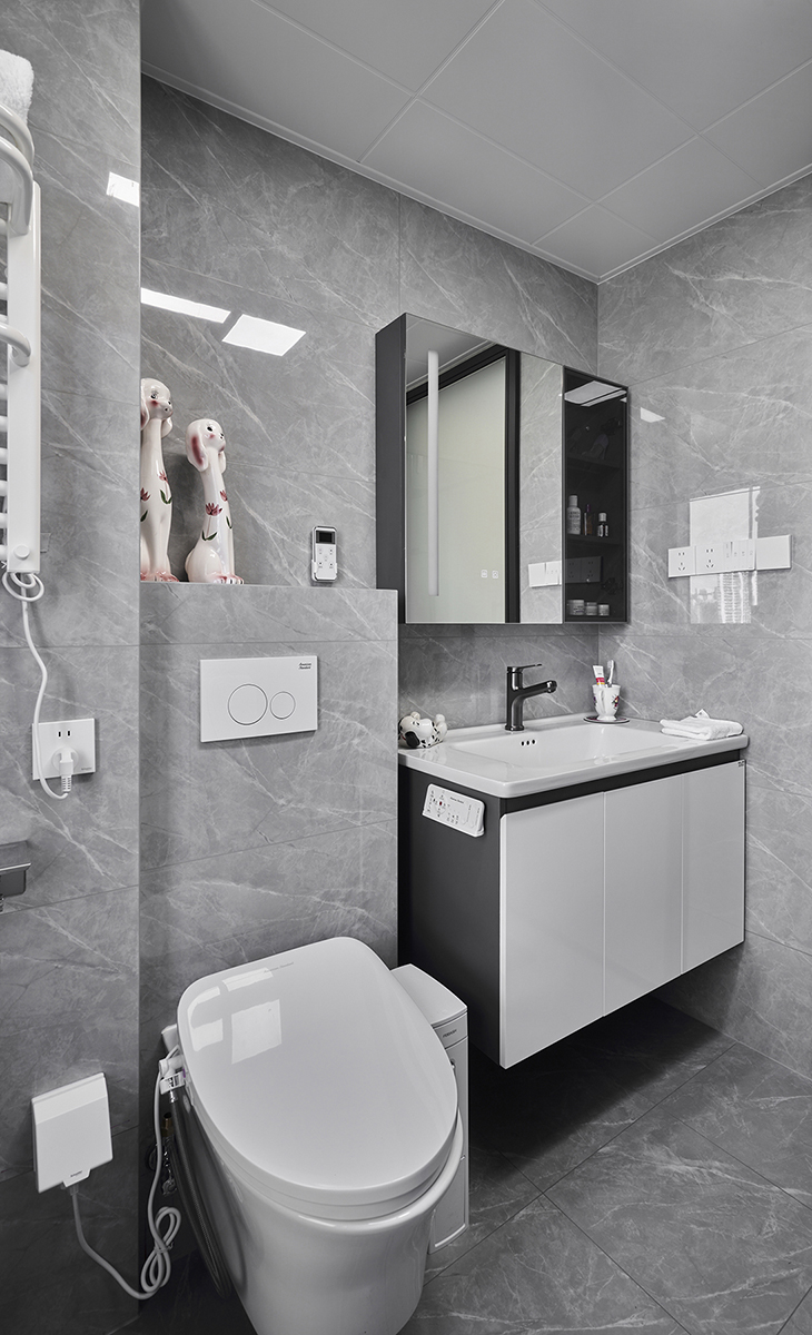 衛生間空間很大，做了干濕分區，女主人喜愛泡澡，做了一體式淋浴，使使用更加的方便，視野上更加寬闊