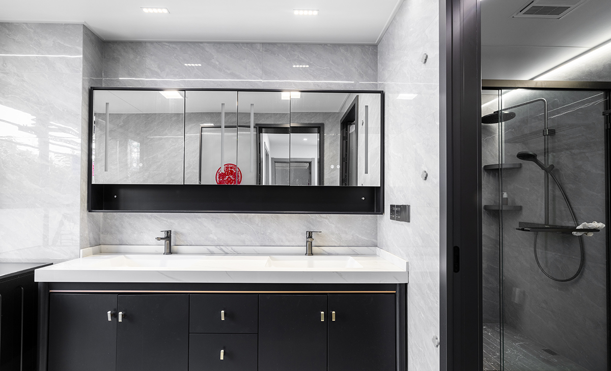 樓上衛生間的干區設計了雙臺盆，滿足兩個人同時洗漱，深色實木臺盆和槍灰色鈦合金門套相搭，空間整體很協調、很自然。