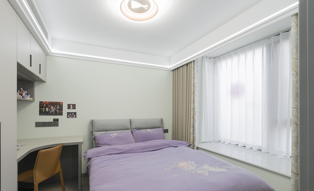 朝北女兒房也很簡潔干練，墻面涂料和衣柜的顏色搭配的恰到好處，頂面雙眼皮頂+線型燈，讓空間明亮有序。