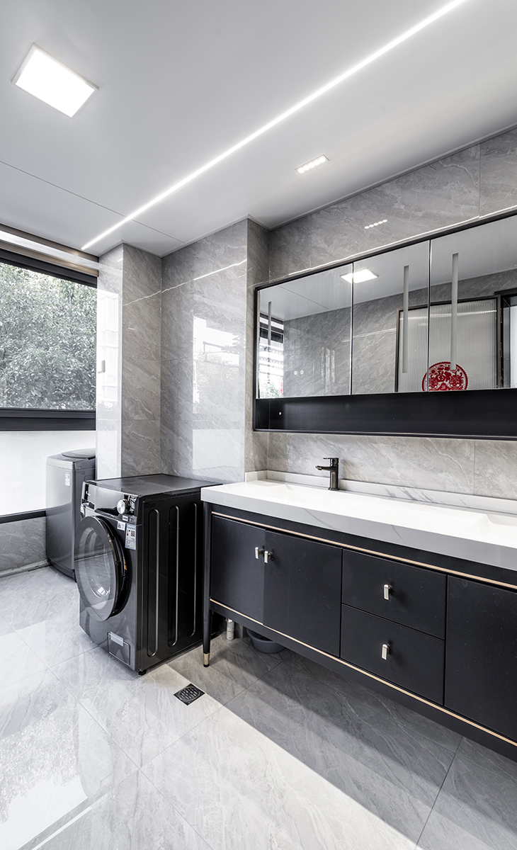 洗衣機和烘干機放在干區，不影響衛生間的使用，頂面就有電動涼衣架，讓涼曬很方便。