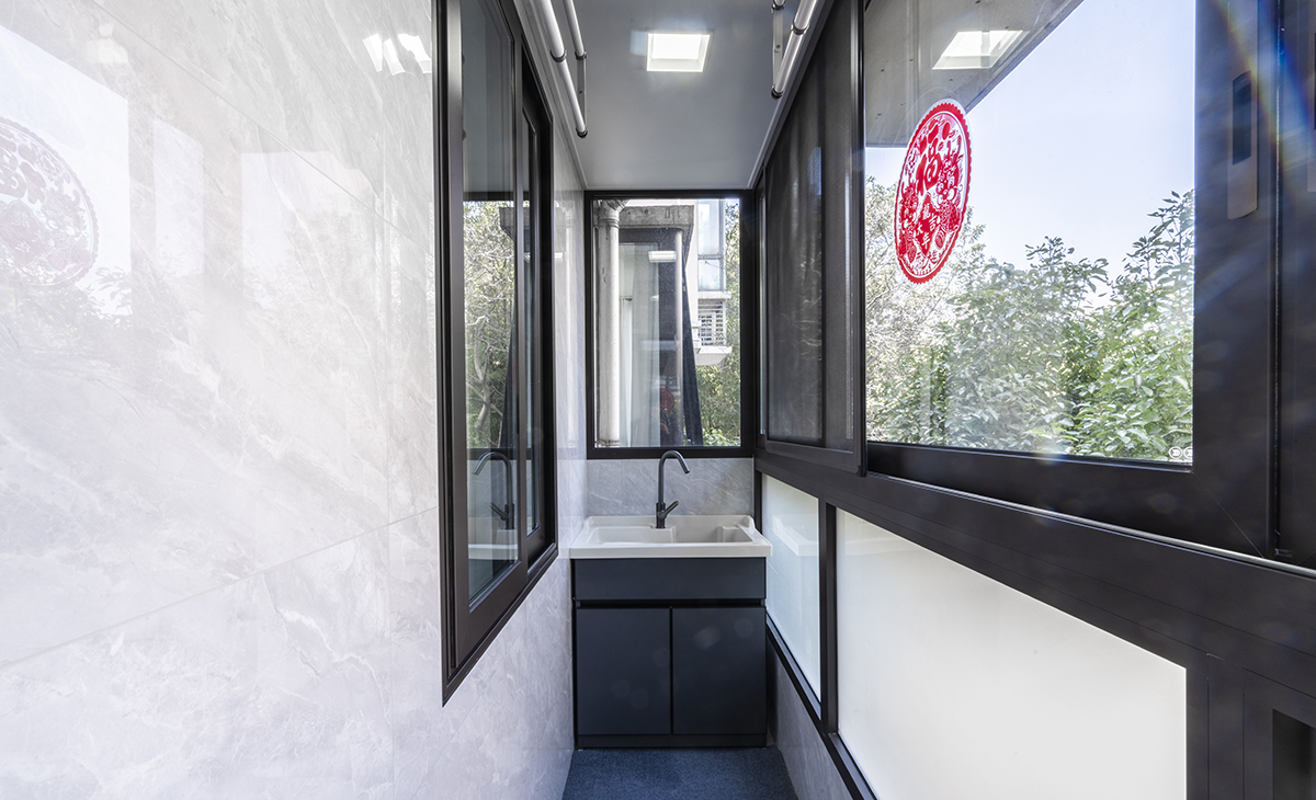 陽臺是本套房子的亮點，大洗衣池方便好用，落地窗，讓陽臺的風景很美。