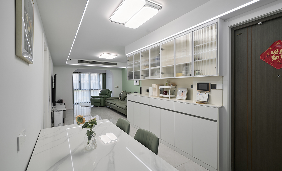  餐廳是一家人用餐最高的區(qū)域，餐廳與廚房相通，增加了活動面積，實用性強，減少家庭聚會所帶來的空間壓力