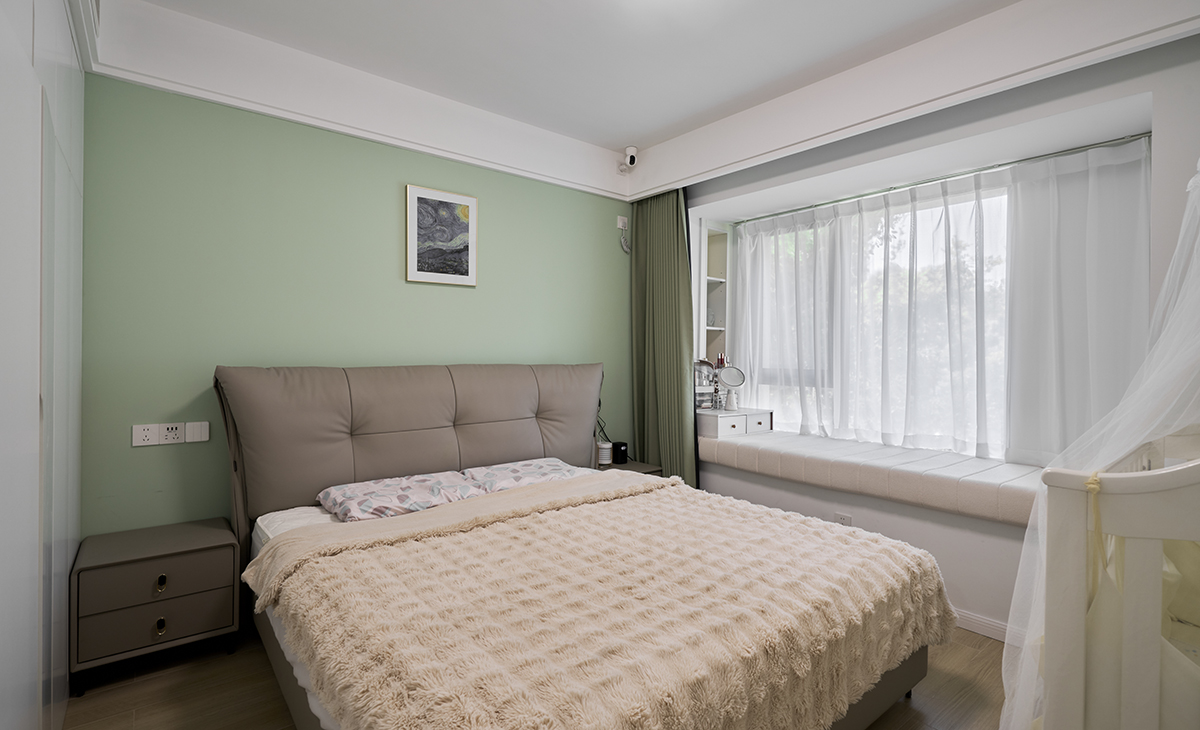 　　主臥床頭背景綠色，地面用胡桃色，L型大飄窗讓臥室空間具有延伸感，射燈把整個空間點綴地豐富、有質(zhì)感