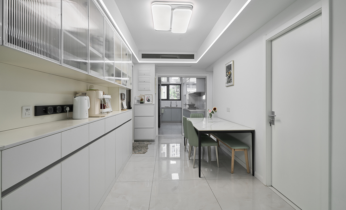  廚房與餐廳相連，采用綠色色系，使得櫥柜更有質(zhì)感。