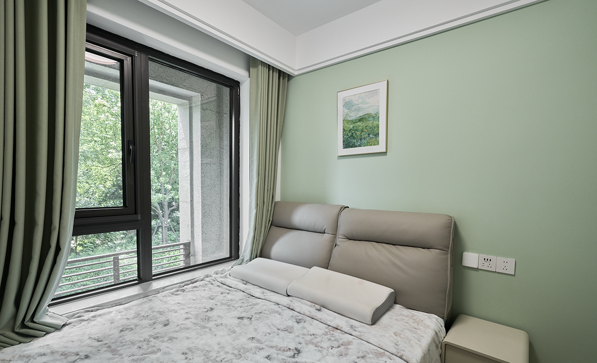 次臥是客房的空間，墻面采用白色，色彩上靈動自如，簡潔明亮。