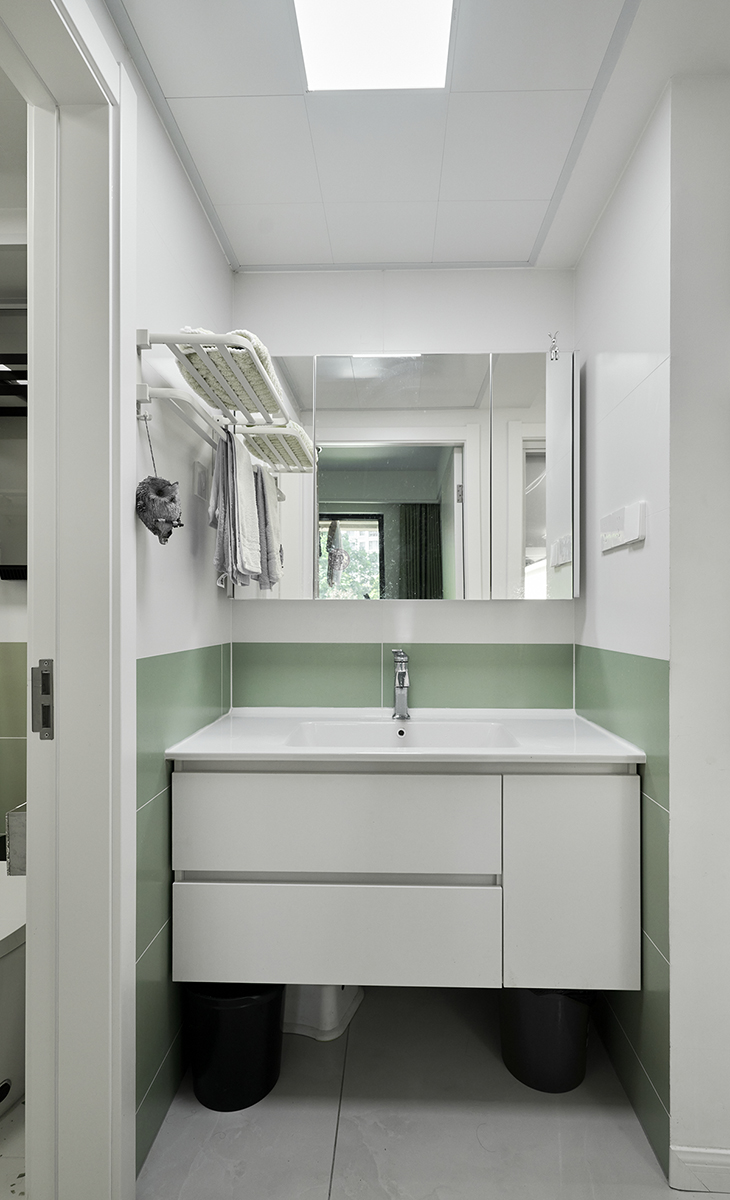 　衛(wèi)生間空間很大，做了干濕分區(qū)，女主人喜愛色彩鮮艷，做了花色瓷磚，看起來更加的清新，視野上更加寬闊