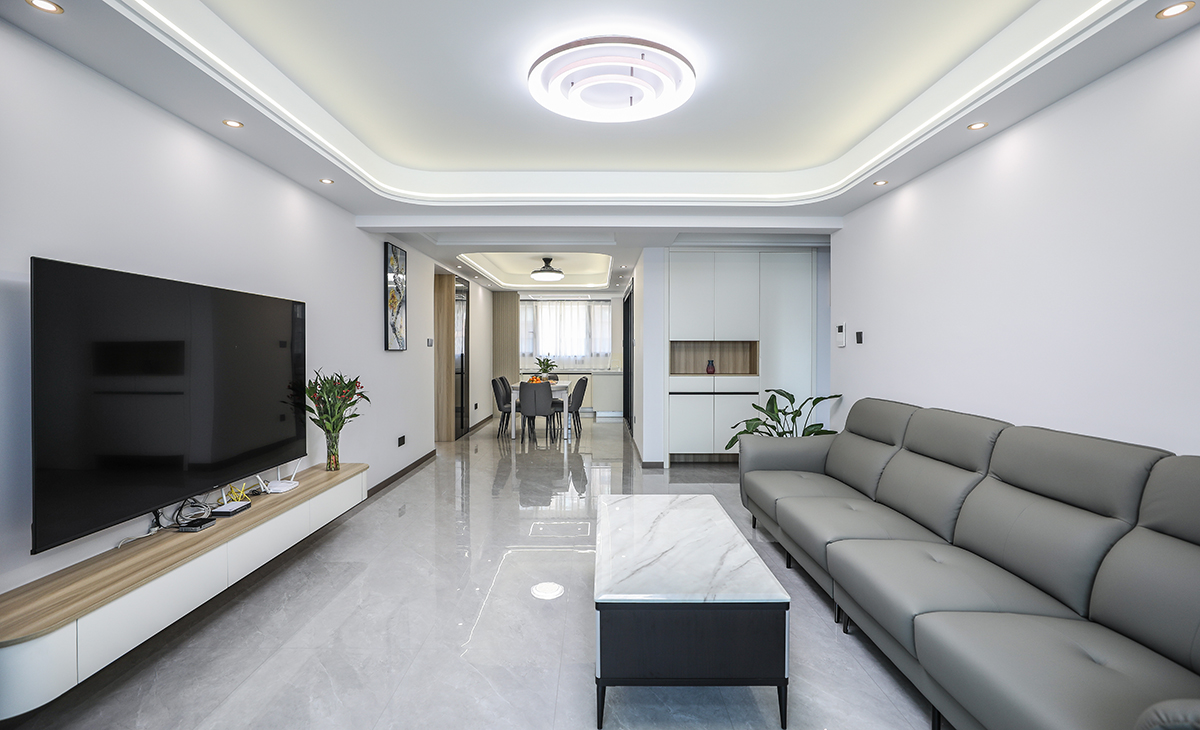 從南陽臺看向客餐廳整體空間放大很多，進戶門做的是鞋柜內部還隱藏一個儲藏間整體動線完美，空間感馬上拉大很多。