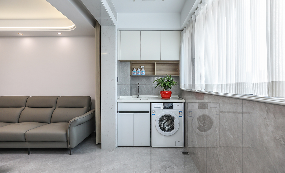 南陽臺是晾曬衣物的場所，洗衣機整體柜，
