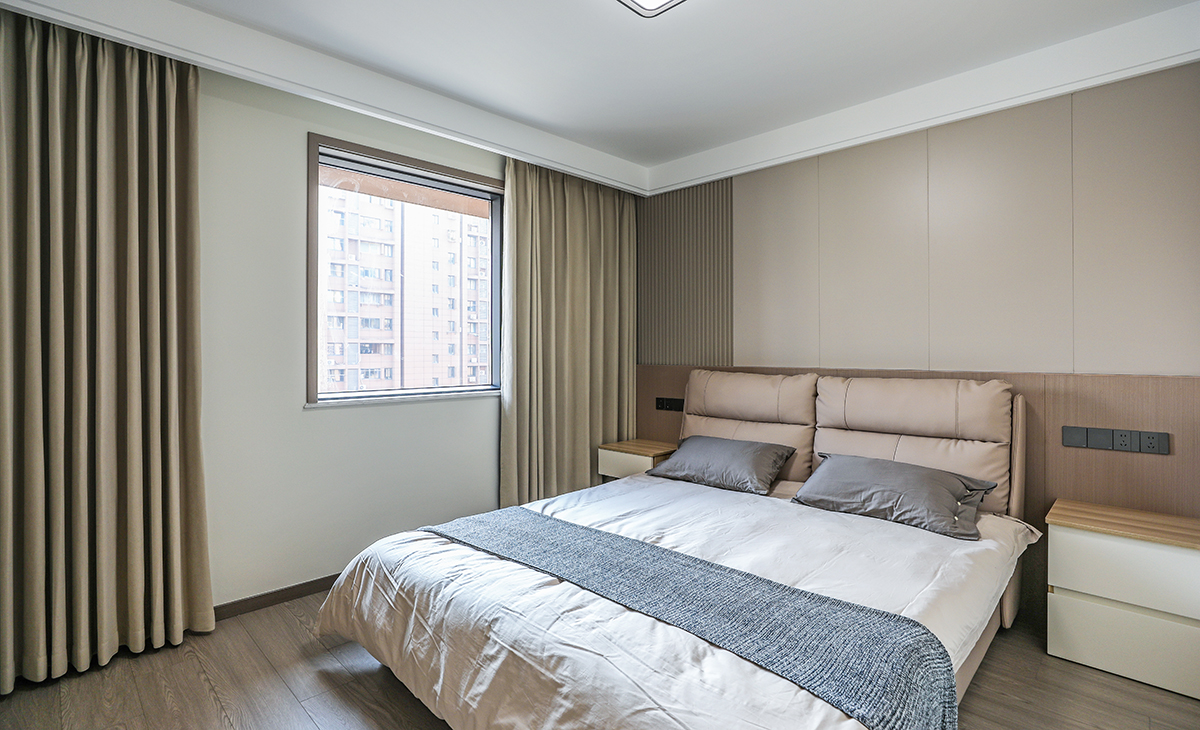 主臥鋪設林牌三次地板，所以床選擇的是淺色，衣柜門板也是淺色，這樣和木地板進行搭配，就不會那么突兀，頂面圓型吊扇燈，實現方中有圓，圓中有方，造型以簡潔平板為主，方便打理，體現了簡約風格的簡潔、隨意，不拘一格。