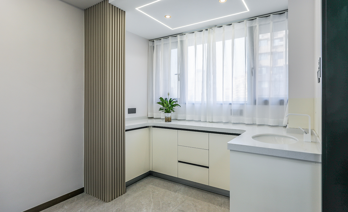 本套房子最大的設計亮點就在于這個水吧臺，原本這邊是北陽臺，設計中我把陽臺的移門和墻體拆除后，把餐廳空間拉大很多，在這里我做了水吧臺，業主后期和朋友喝茶聚餐吃西餐都可以在這邊。讓所有空間都利用起來。滿足主人制作各種美食的需求。