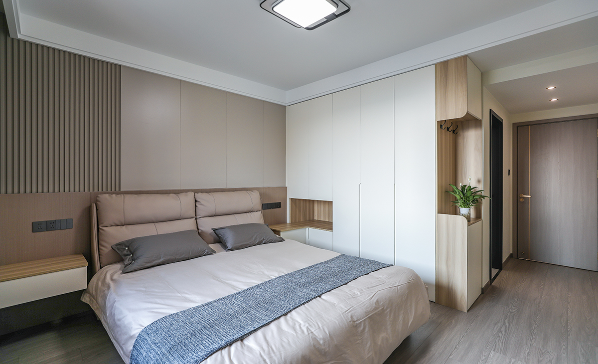  主臥整體做的格柵床頭背景搭配床頭背景燈，頂部做的雙眼皮走邊搭配木地板整體讓人感覺溫馨舒適。