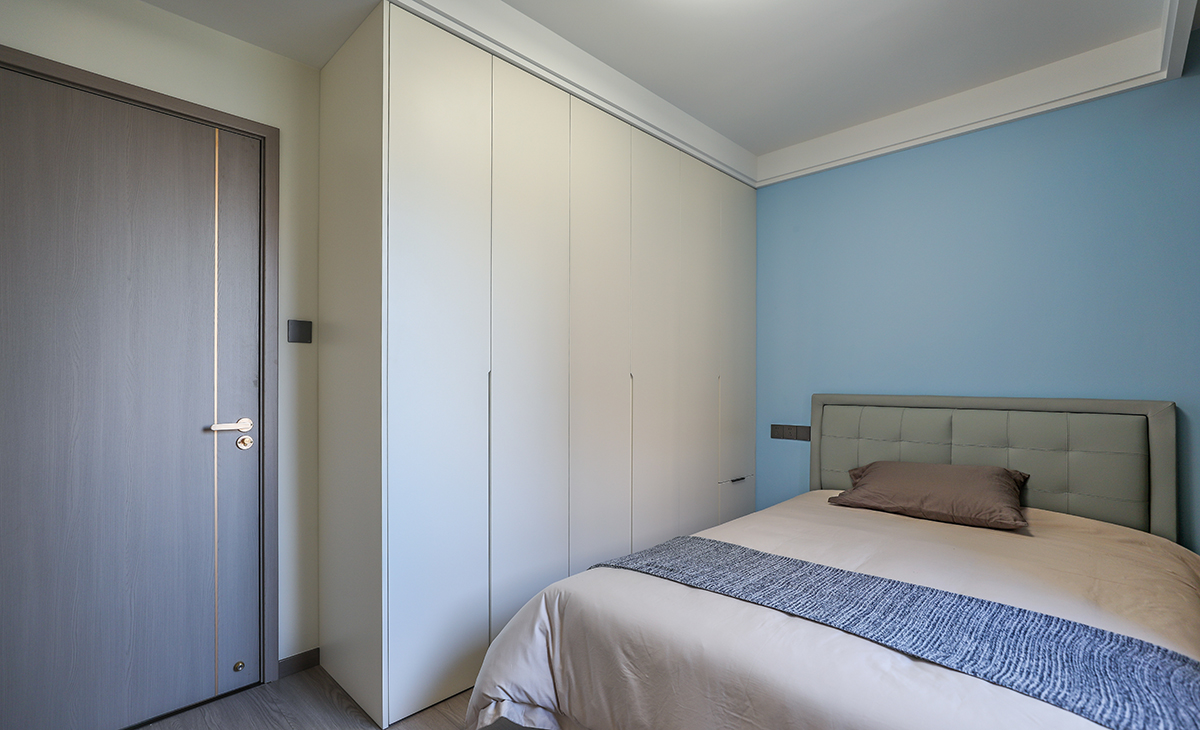 小房間做的是1.5米雙人床，業主考慮后期孫子住，采取的是深藍色乳膠漆，整體大衣柜到頂，搭配木地板讓房間直接年輕化十足。望子成龍的感覺馬上拉滿。