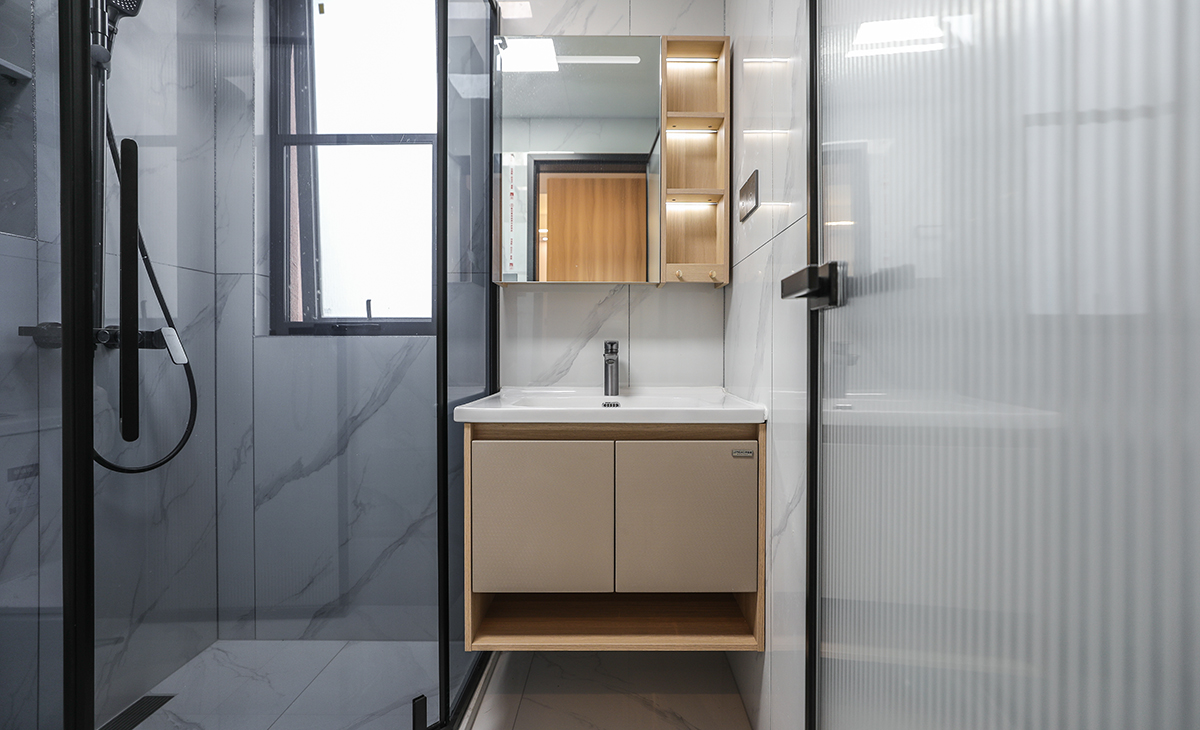 客衛空間很大，做的一字下沉式淋浴房，智能馬桶，墻地一體磚、白色吊頂，鈦合金移門，體現主人高檔次的生活品味和優雅的審美觀。