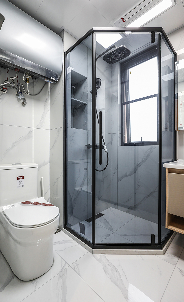 主衛空間也很大，做的鉆石淋浴房，增加主人的收納空間，黑色邊框長虹玻璃門，讓整個空間協調統一，大氣時尚，主人很滿意，不斷地夸贊設計師對色彩的精準把握。