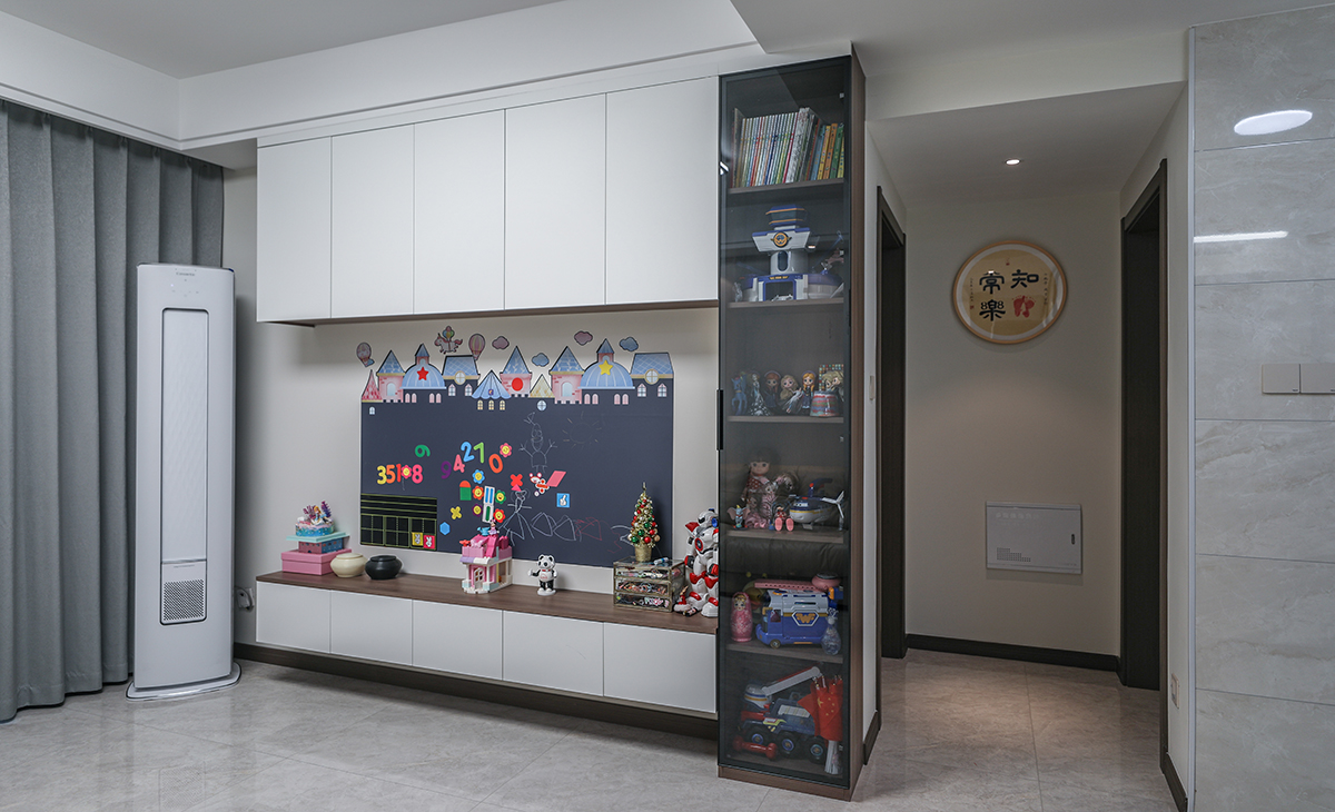 滿墻電視柜，收納能力和展示效果拉滿，白色柜門和木飾面相互配合，明暗有神，讓空間不但時(shí)尚而且清爽。