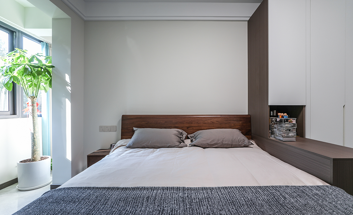 主臥整體瓷磚通鋪，所以床選擇的是深色，和衣柜的木飾面顏色統(tǒng)一，這樣和整體的色彩搭配就非常的協(xié)調(diào)，雙眼皮石膏板走一圈，簡(jiǎn)潔大氣，方便打理，體現(xiàn)了簡(jiǎn)約風(fēng)格的簡(jiǎn)潔、隨意，不拘一格。