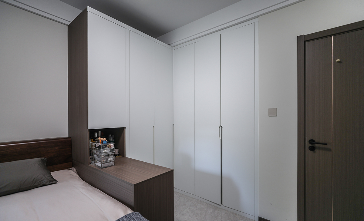 L型衣柜還做了轉(zhuǎn)角書桌的拼接設(shè)計(jì)，即放大了儲(chǔ)物空間，又增加了實(shí)用性，功能上兼做床頭柜，一舉三得。