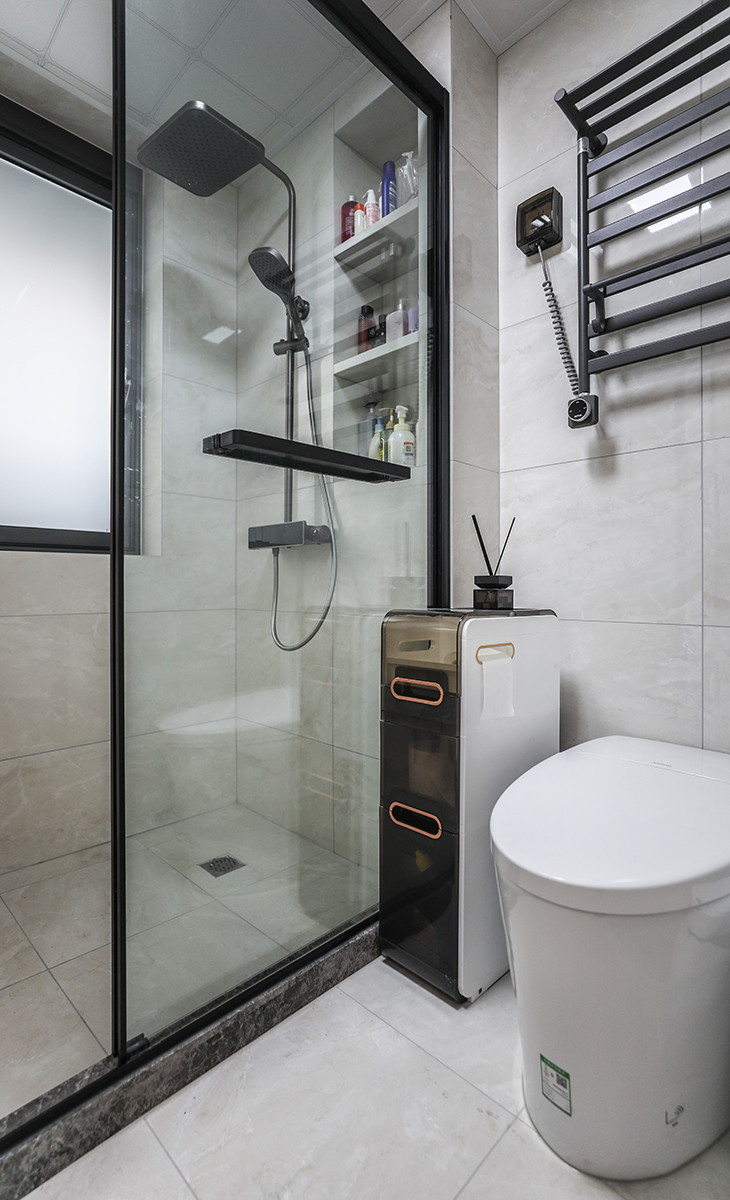 客衛(wèi)空間也很大，設(shè)計(jì)上做了干濕分離，是的衛(wèi)生間的使用效率大大提升，1米長(zhǎng)的洗手臺(tái)，智能馬桶，墻地一體磚、白色吊頂，鈦合金移門，體現(xiàn)主人高檔次的生活品味和優(yōu)雅的審美觀。
