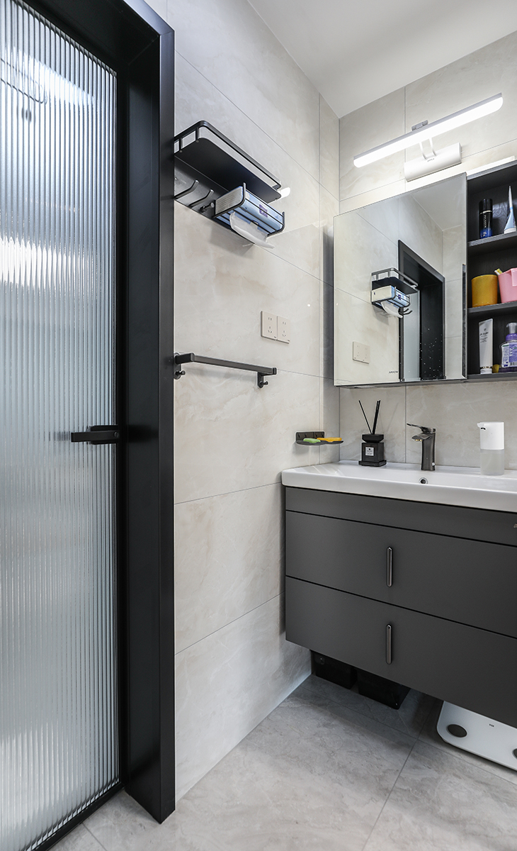 客衛(wèi)空間也很大，設(shè)計(jì)上做了干濕分離，是的衛(wèi)生間的使用效率大大提升，1米長(zhǎng)的洗手臺(tái)，智能馬桶，墻地一體磚、白色吊頂，鈦合金移門，體現(xiàn)主人高檔次的生活品味和優(yōu)雅的審美觀。

