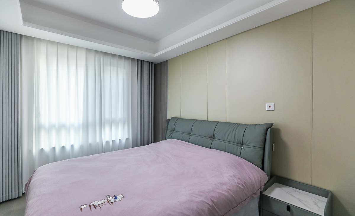 次臥做了榻榻米和寫字臺，平時做書房用，榻榻米供外孫住，造型上以方正為主，色彩上以淺色為主，榻榻米下面和衣柜解決主人的收納，1.5米長的寫字臺可以解決主人的辦公需求。