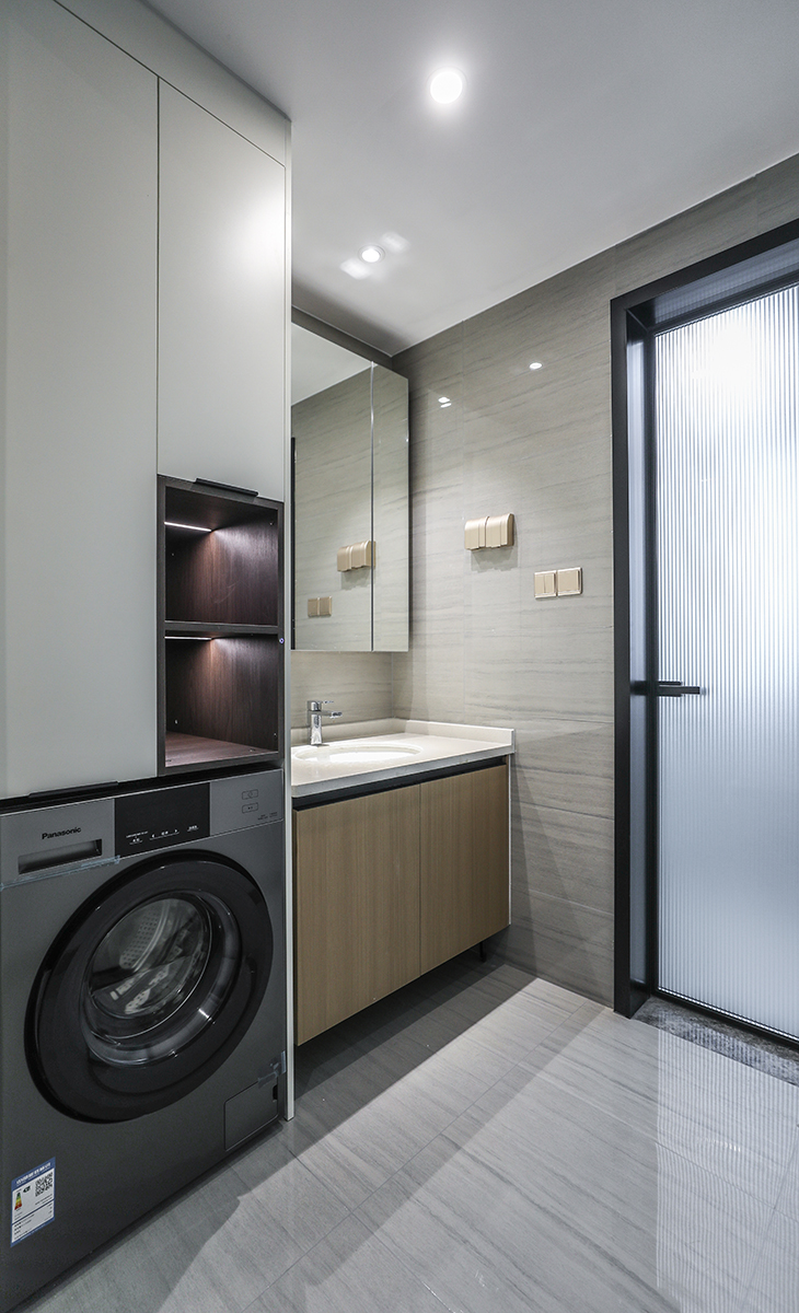 客衛空間很大，1米長的洗手臺，智能馬桶，墻地一體磚、白色吊頂，鈦合金移門，體現主人高檔次的生活品味和優雅的審美觀。