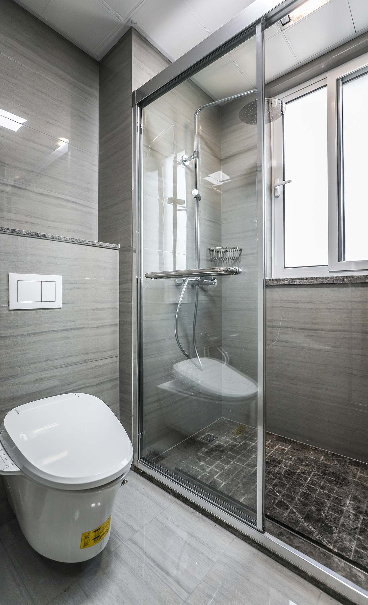 主衛空間也很大，只放一個馬桶，一個洗手臺，做一排儲物柜，增加主人的收納空間，黑色邊框長虹玻璃門，讓整個空間協調統一，大氣時尚，主人很滿意，不斷地夸贊設計師對色彩的精準把握。