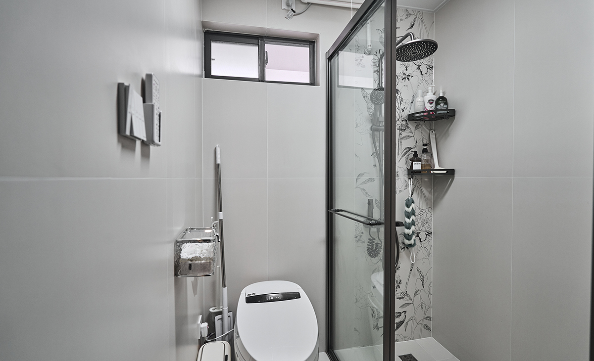 衛(wèi)生間濕區(qū)槍灰色邊框淋浴房和純色的墻磚，讓衛(wèi)生間簡(jiǎn)約顯大不花哨
