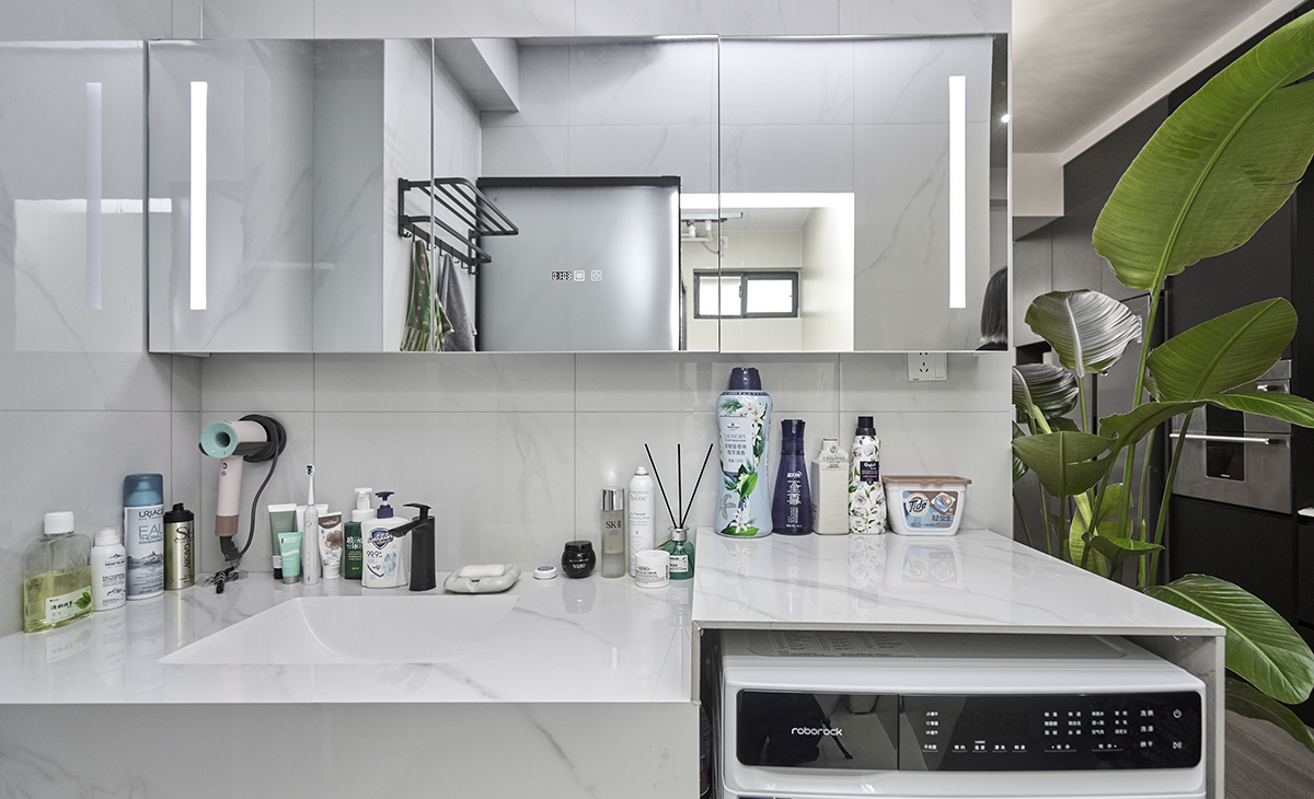 衛(wèi)生間濕區(qū)槍灰色邊框淋浴房和純色的墻磚，讓衛(wèi)生間簡(jiǎn)約顯大不花哨
