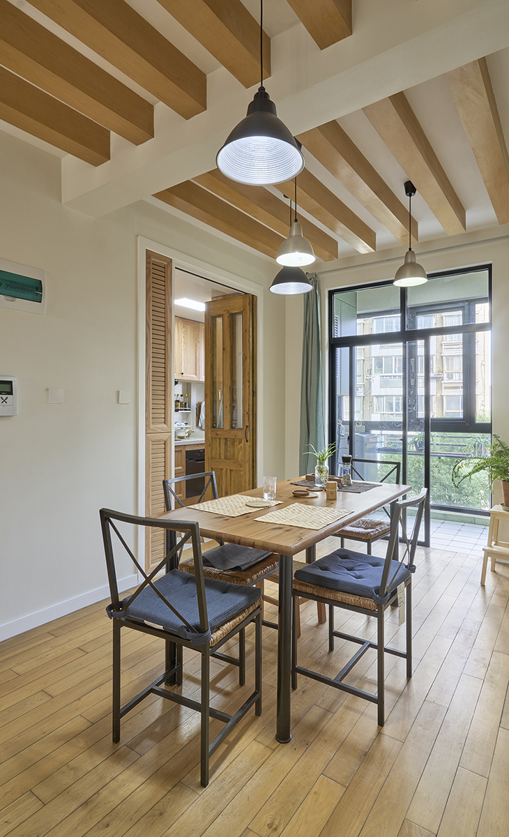 廚房與餐廳相連，采用原木色系，使得櫥柜更有質(zhì)感。