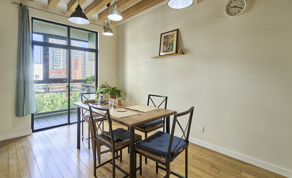  餐廳是一家人用餐最高的區(qū)域，餐廳與廚房相通，增加了活動(dòng)面積，實(shí)用性強(qiáng)，減少家庭聚會(huì)所帶來的空間壓力