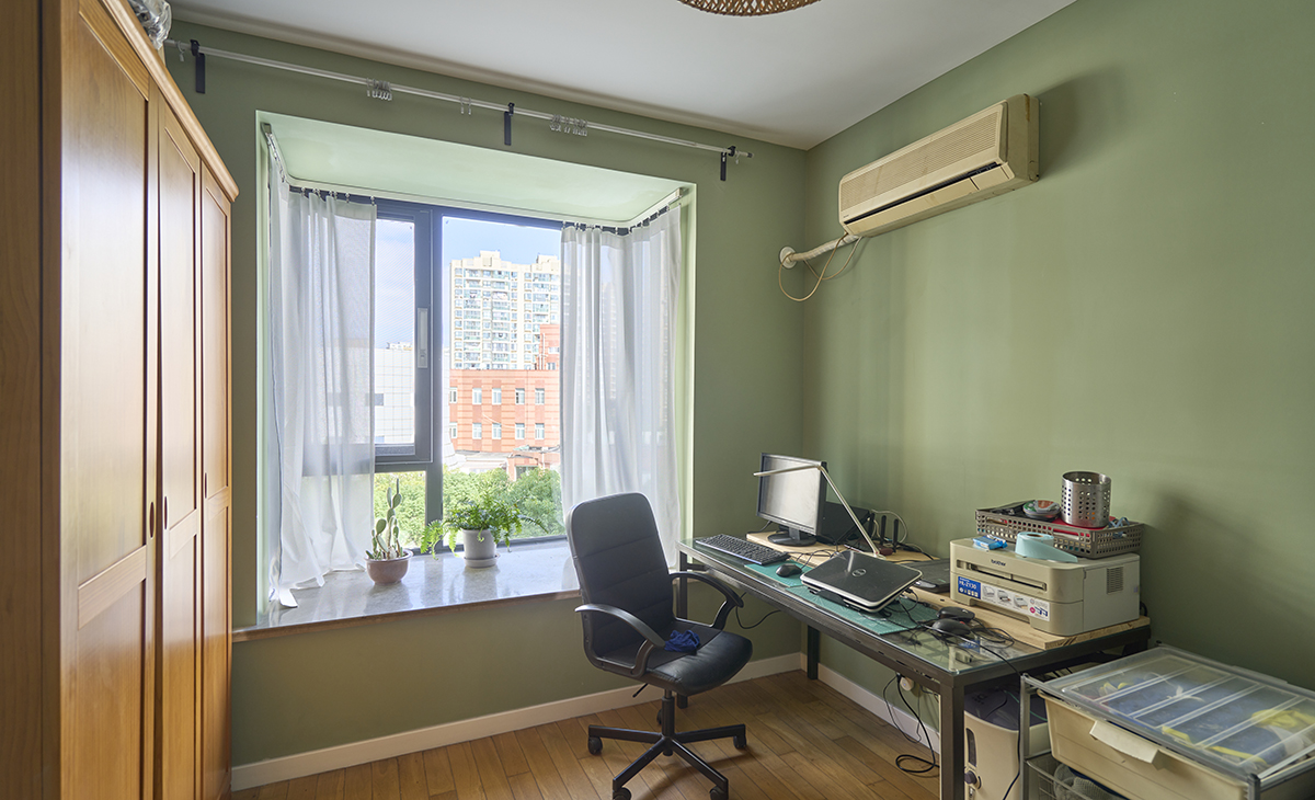 次臥是客房的空間，墻面采用綠色，色彩上靈動(dòng)自如，簡潔明亮。