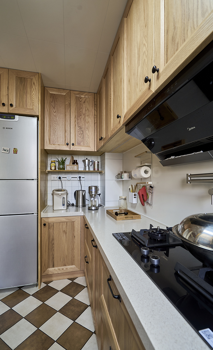 廚房做臺(tái)面方便擺放各種雜物，滿足戶主需求。