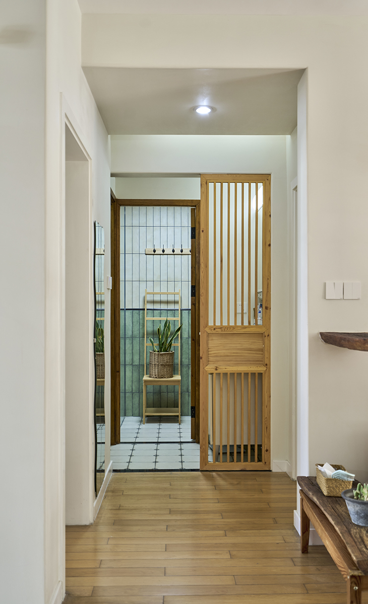 衛(wèi)生間空間很大，做了干濕分區(qū)，女主人喜愛色彩鮮艷，做了花色瓷磚，看起來更加的清新，視野上更加寬闊