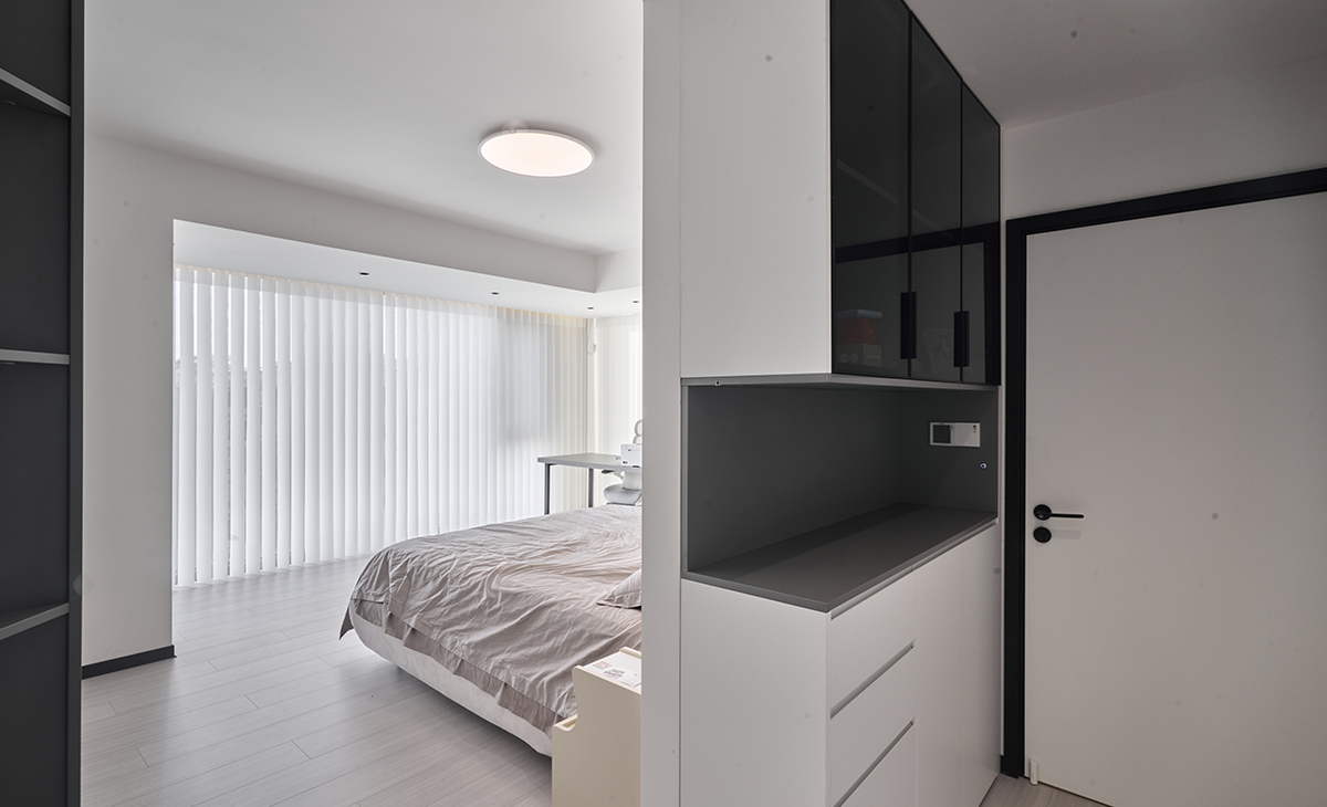  主臥進來后就是開放式衣帽間，右邊做成展示柜和鞋柜，左邊是衣柜，很多儲物空間，拿放也很方便，黑色門套+白色平板門，既簡潔又方便清理。