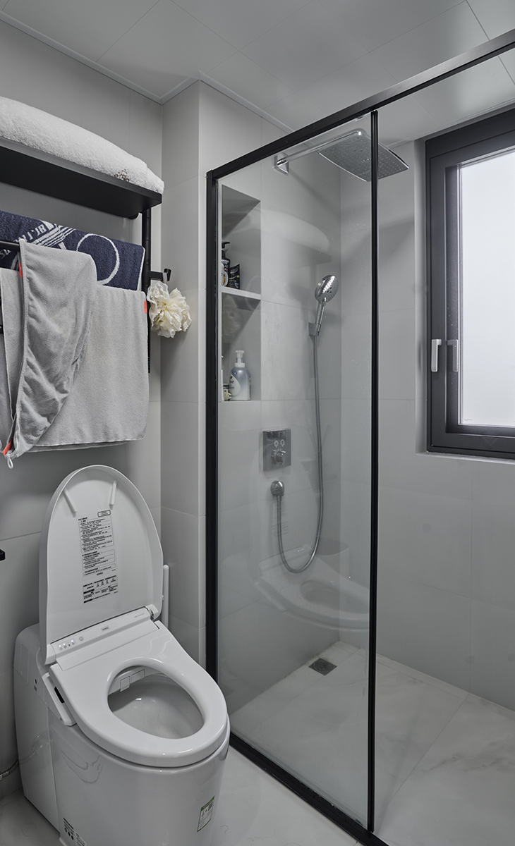   主衛淋浴區雙層壁龕，隱藏式花灑，智能馬桶，淋浴房做一半固定隔斷，空間雖小，但干凈整潔。洗手臺在外面，干濕分離設計。