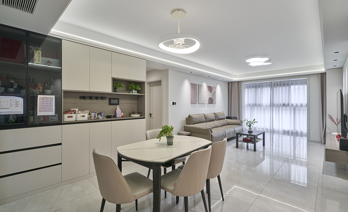 餐廳空間比較方正寬敞，靠墻做一組裝飾酒柜，既實用、又有裝飾功能，巖板餐桌把用餐氛圍調和的很溫暖，淺灰色地磚很干凈，色彩和造型上都簡潔大氣。