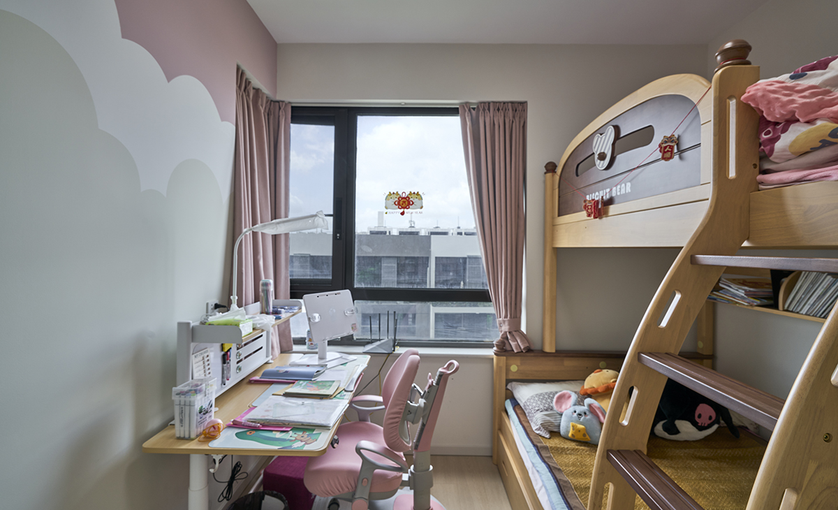 次臥房間雖有點小，但也充分利用了空間，也不顯得局促，擁擠。