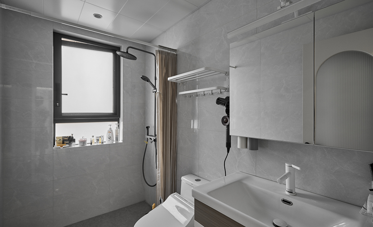 衛生間空間很大，1米長的洗手臺，智能馬桶，墻地一體磚、白色吊頂，鈦合金移門，體現主人高檔次的生活品味和優雅的審美觀。