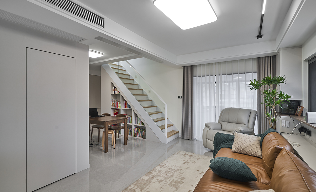 樓梯采用白色+原木色，窗簾采用灰色布簾+白色紗簾，磁吸軌道燈和射燈作為氛圍燈，衛生間隱形門，把現代極簡風格詮釋的淋漓盡致。