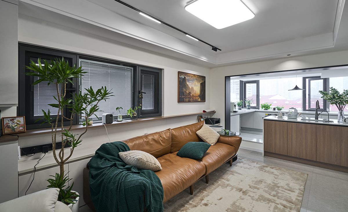 客廳采用去茶幾化設計，體現現代極簡風格的簡潔時尚，空間方正大氣、中島吧臺設計很實用，洗水果不用跑到廚房，米色大地毯讓空間很溫暖。