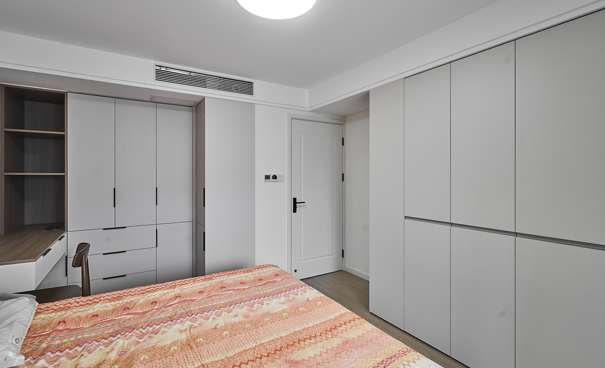 主臥開放式衣帽間也延伸寫字臺，方便女主人辦公用，頂面雙眼皮吊頂，中央空調出風口，淺灰色套裝門和踢腳板，空間很寬敞。