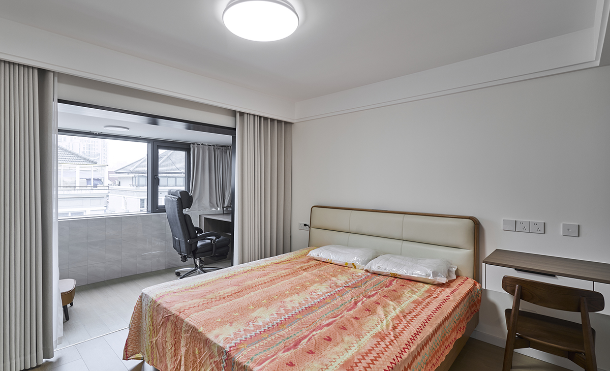 主臥開放式衣帽間也延伸寫字臺，方便女主人辦公用，頂面雙眼皮吊頂，中央空調出風口，淺灰色套裝門和踢腳板，空間很寬敞。