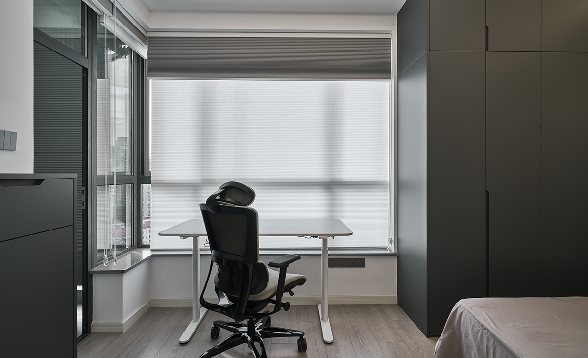 靠著一個(gè)大落地窗前安置一個(gè)升降的電腦桌，主人的辦公和游戲需求全在這里實(shí)現(xiàn)了